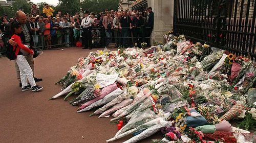 Flower tributes left outside Buckingham Palace following the death of Princess Diana. (Getty)