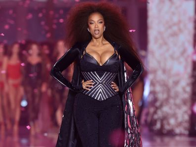 NEW YORK, NEW YORK - 15 OKTOBER: Tyra Banks berjalan di landasan pacu Victoria's Secret Fashion Show 2024 pada 15 Oktober 2024 di New York City. 