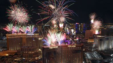 Focuri de artificii explodează peste Las Vegas Strip în timpul unei sărbători de Revelion duminică, 1 ianuarie 2023, în Las Vegas 