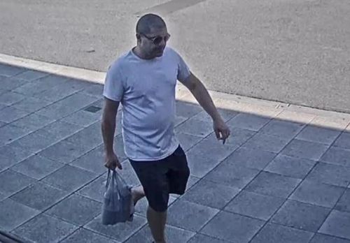 Police say the offender was last seen walking towards Murray Rd from Northland Shopping Centre. (9NEWS)