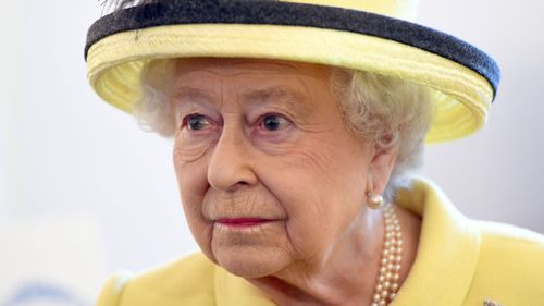 Queen Elizabeth II resumes duties after cold