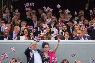 LONDON, ENGLAND - JUNE 04: (L-R) Catherine, Duchess of Cambridge, Princess Charlotte of Cambridge, Prince George of Cambridge and Prince William, Duke of Cambridge during the Platinum Party at the Palace in front of Buckingham Palace on June 04, 2022 in London, England. The Platinum Jubilee of Elizabeth II is being celebrated from June 2 to June 5, 2022, in the UK and Commonwealth to mark the 70th anniversary of the accession of Queen Elizabeth II on 6 February 1952.  (Photo by Chris Jackson - W