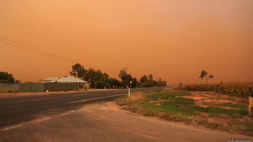 Dust storm engulfs country towns as severe winds lash Victoria and NSW