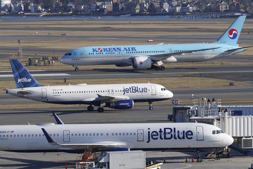 Пассажирские самолеты на летном поле в международном аэропорту Логан, 11 января 2023 года, Бостон.  