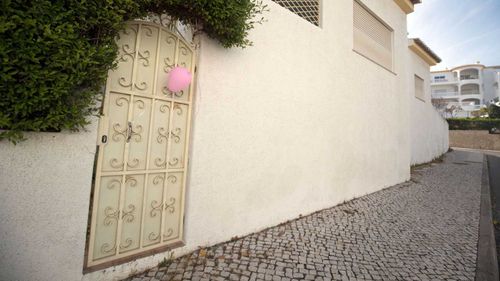 Um balão rosa em frente ao apartamento 5A na Rua Dr.  Agostinho da Silva na Praia da Luz, Portugal, onde Madeline McCann desapareceu.