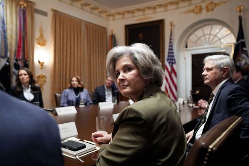Susie Wiles, chefe de gabinete da Casa Branca, durante uma mesa redonda na Sala do Gabinete da Casa Branca em Washington, DC, EUA, na segunda-feira, 8 de dezembro de 2025. A administração Trump planeja na segunda-feira revelar um pacote de ajuda agrícola há muito aguardado, de acordo com funcionários da administração Trump, oferecendo US$ 12 bilhões em assistência a uma base chave de apoio duramente atingida pelos baixos preços das colheitas e pelo impacto das políticas tarifárias do presidente. Fotógrafo: Yuri Gripas/Abaca/Bloomberg