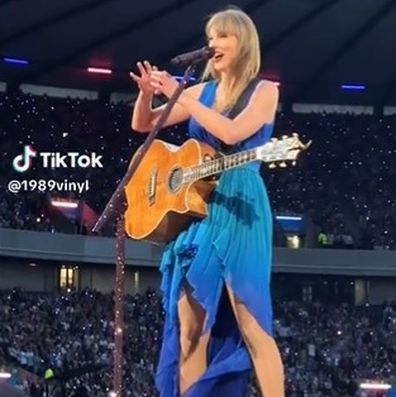 Taylor Swift hand cramp