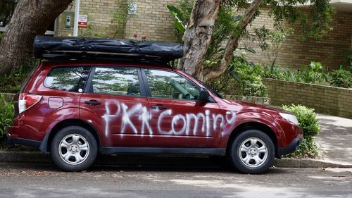 Um carro destruído na Wellington Street em Woollahra.