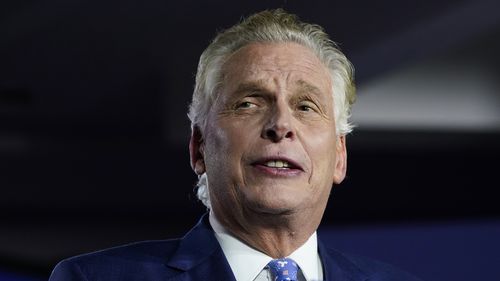 民主党州长候选人特里·麦考利夫 (Terry McAuliffe) 在弗吉尼亚州的一场竞选活动中发表讲话。 