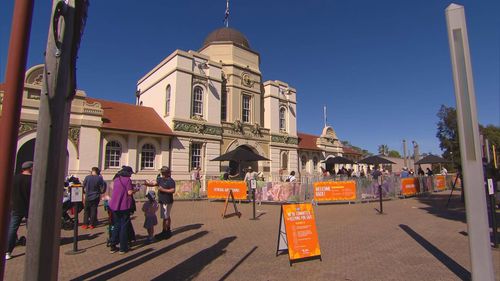 Crowds return to Taronga Zoo