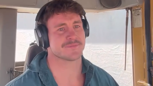 Luke Bateman não tem medo de chorar diante das câmeras por causa de seus personagens de ficção favoritos.