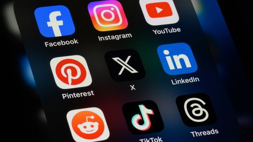 Toronto, Canadá - 24 de setembro de 2023: Aplicativos populares de mídia social em um iPhone da Apple: Facebook, Instagram, YouTube, Pinterest, X (anteriormente Twitter), LinkedIn, Reddit, TikTok e Threads.