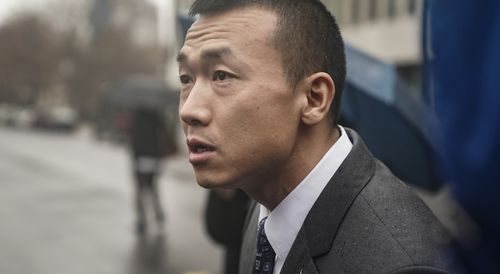 Baimadajie Angwang, officier du NYPD, citoyen américain naturalisé du Tibet, prend la parole lors d'un point de presse devant le tribunal fédéral de Brooklyn après qu'un juge a rejeté les accusations d'espionnage portées contre lui.