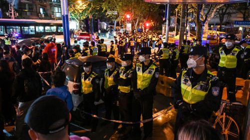 Gli agenti di polizia bloccano Wulumuqi Street a Shanghai il 27 novembre.