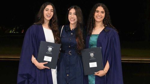 Rahma e suas irmãs, Mesk e Hareer, fotografadas na cerimônia de formatura do ensino médio dos gêmeos. 