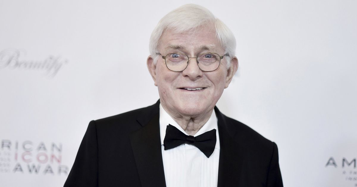 菲尔·多纳休 (Phil Donahue) 去世：开创性日间脱口秀主持人去世，享年 88 岁