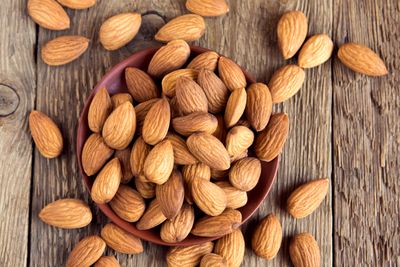 <strong>Almonds</strong>