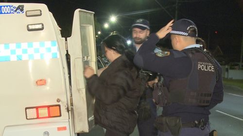 As filmagens capturaram o momento em que um motorista supostamente bêbado retornou ao local de um acidente dramático no sudoeste de Sydney e foi rapidamente preso pela polícia.