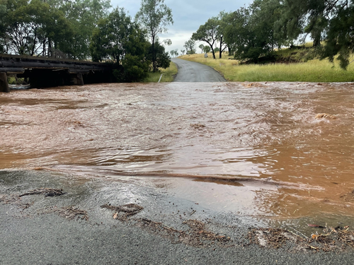 Les services d'urgence du Queensland sont aux prises avec des inondations soudaines, les prévisionnistes prévoyant jusqu'à un mètre de pluie dans certaines régions.
