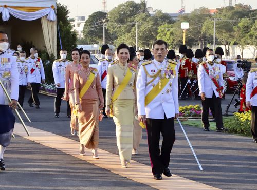 Le roi de Thaïlande Maha Vajiralongkorn suivi de son épouse la reine Suthida et de ses filles la princesse Bajrakitiyabha, centre gauche et la princesse Sirivannavari.  (Journal Matichon, Pool Photo via AP)