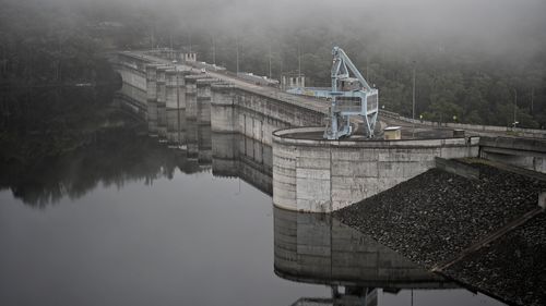 Le barrage de Warragamba a commencé à déborder, alors que Sydney et la côte sud de la Nouvelle-Galles du Sud se préparent à une journée de temps violent.