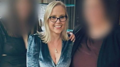 Alice McShera﻿, 34 ans, a été retrouvée morte dans les Crown Towers à Burswood lundi vers 11 heures du matin, avec de graves blessures à la tête qui auraient été causées par un instrument contondant. McShera﻿ aurait été assassinée par le père d'un enfant, Cameron John Pearson.