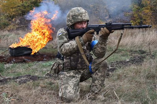Ukrayna'nın 65. Mekanize Tugayı'nın basın servisi tarafından sağlanan bu fotoğraf, yeni askerlerin Zaporizhzhia bölgesindeki bir eğitim alanında tatbikat yaptığını gösteriyor.