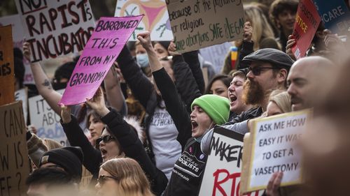 Le manifestazioni hanno anche un focus locale e cercano di espandere l'accesso all'aborto qui in Australia.