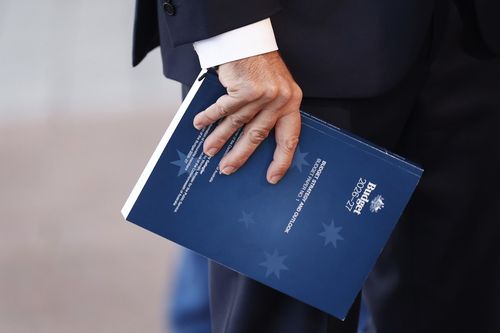 Il tesoriere Jim Chalmers tiene in mano una copia del bilancio 2026 mentre parla con i media al Parlamento australiano il 12 maggio 2026 a Canberra, in Australia. 