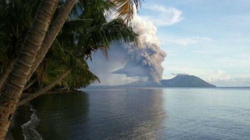 The smoke and ash from Mt Tavurvur casts a dark cloud over an otherwise tranquil island paradise. (Twitter/@hhnamani)