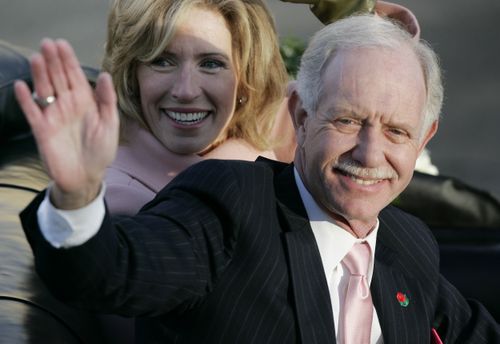 Hero pilot Chesley "Sully" Sullenberger with his wife Lorrie in 2010. 