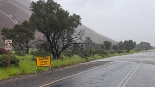 Algumas estradas perto de Uluru permanecem fechadas devido ao alagamento.