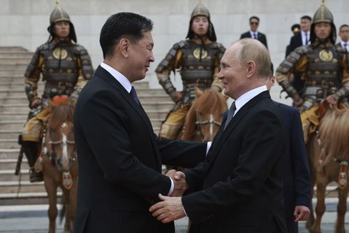 Russian President Vladimir Putin, right; Mongolian President Ukhnaagiin Khurelsukh, left