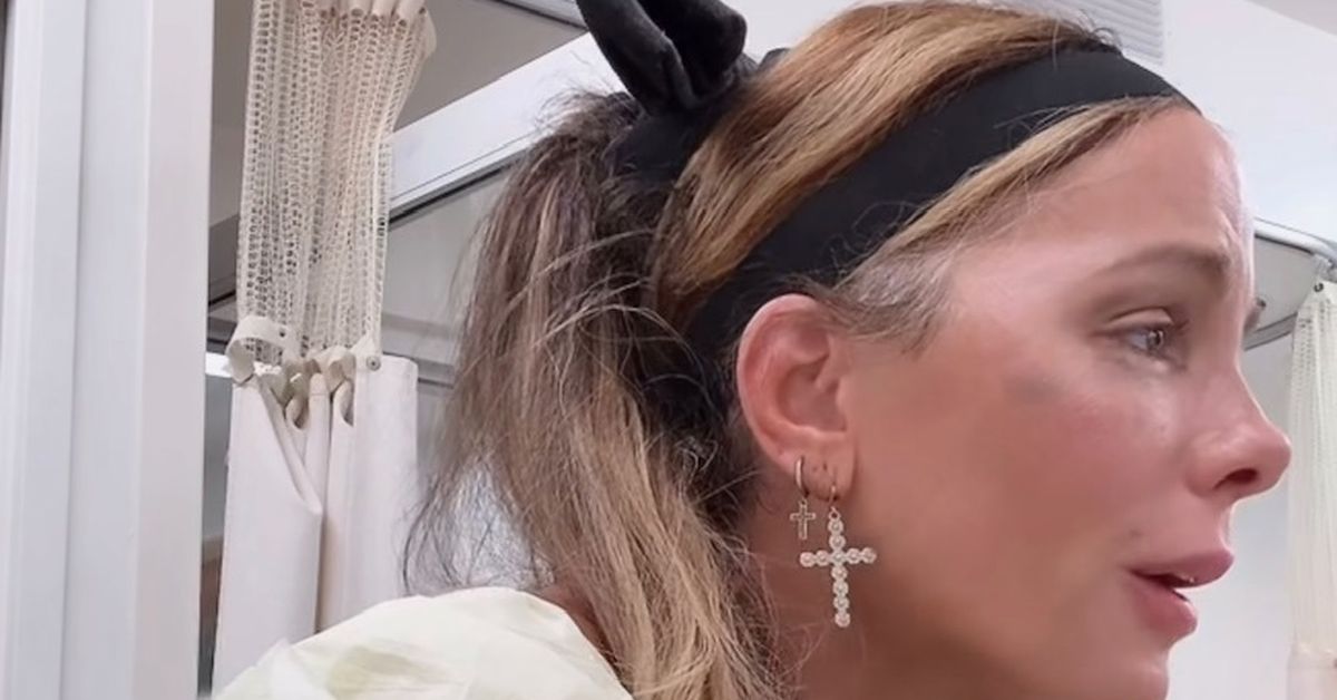Tearful star sings to her mother in hospital
