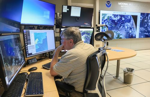 Jack Beven, Senior Hurricane Manufacturing, Etapa Erin em 13 de agosto para o National Hurricane Center em Miami.