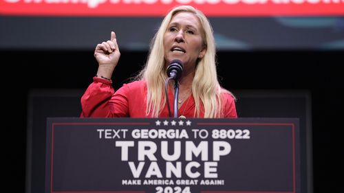 A deputada Marjorie Taylor Greene, R-Ga., fala antes que o candidato presidencial republicano, o ex-presidente Donald Trump, chegue para fazer comentários sobre o código tributário e a fabricação no Johnny Mercer Theatre Civic Center, terça-feira, 24 de setembro de 2024, em Savannah, Geórgia.