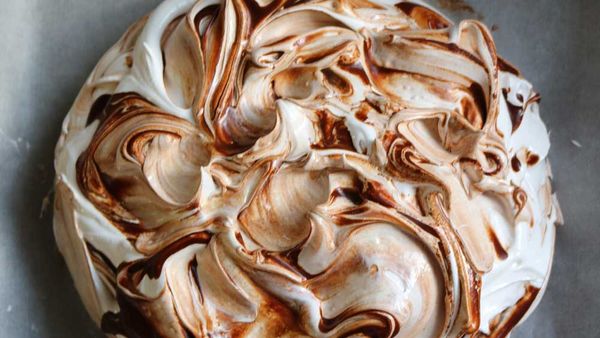 Mocha pavlova