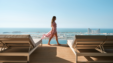 AURA Skypool Lounge: hotel guest walks in front of infinity pool