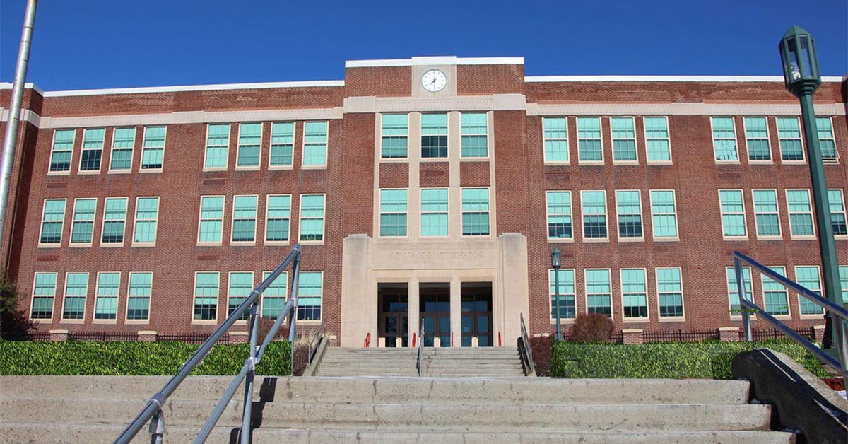 Высшая средняя школа. Фулл в школе. Binghamton High School.