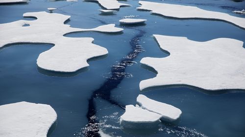 La glace de mer se brise alors que le brise-glace finlandais MSV Nordica traverse le passage du Nord-Ouest à travers le détroit de Victoria dans l'archipel arctique canadien, au-dessus des gouffres géants qui se forment dans le fond marin. 