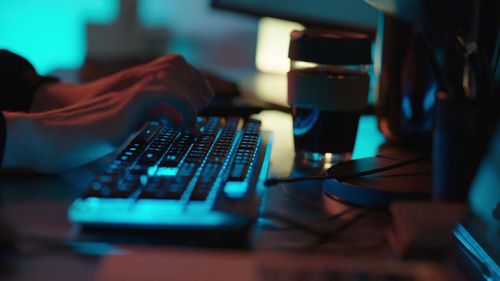 O Google disse que bloqueou ou removeu mais de 240 milhões de comentários que violavam as políticas a partir de 2024, usando uma combinação de inteligência artificial e analistas humanos.