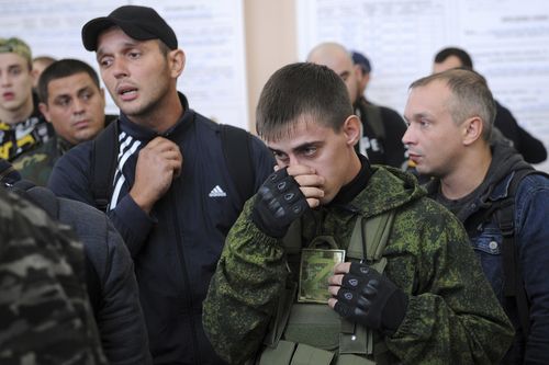 Российские призывники собираются на призывном пункте в Батайске, Ростовская область, юг России, понедельник, 26 сентября 2022 г. Президент России Владимир Путин в прошлую среду отдал приказ о частичной мобилизации резервистов для усиления своих сил в Украине.  .  (фото АП, файл)