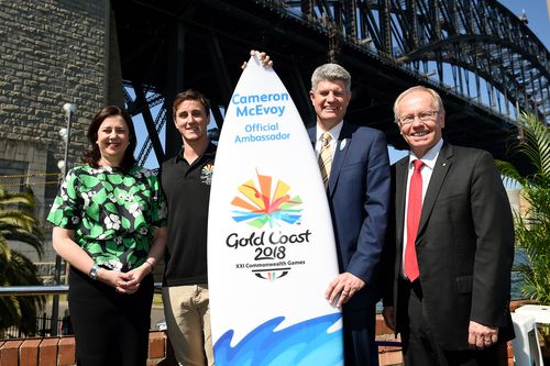 Olympic swimmer Cameron McEvoy, (second left), with Ms Palaszczuk, (left), Minister for the Commonwealth Games Stirling Hinchliffe, and Mr Beattie. (AAP)