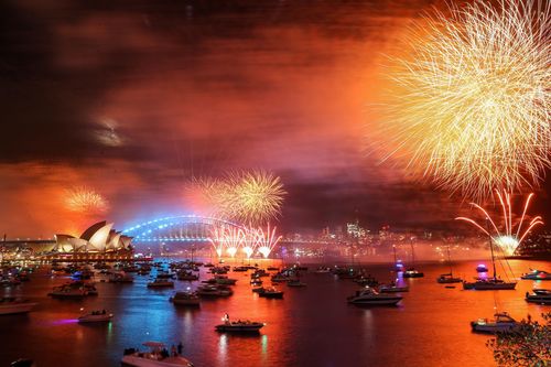 Des feux d'artifice illuminent le ciel au-dessus du pont du port de Sydney lors de la célébration du Nouvel An le 1er janvier 2023 à Sydney, en Australie.