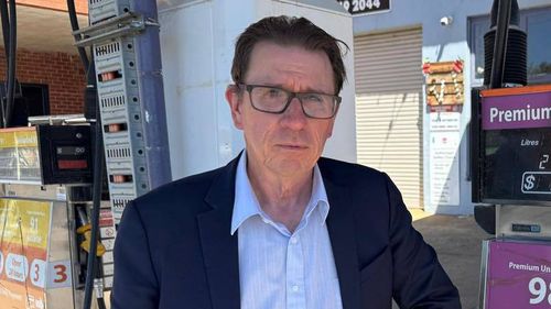 Il membro di Wagga Wagga, il dottor Joe McGirr, si trova accanto alla stazione di servizio di Batlow, che ha finito il carburante.