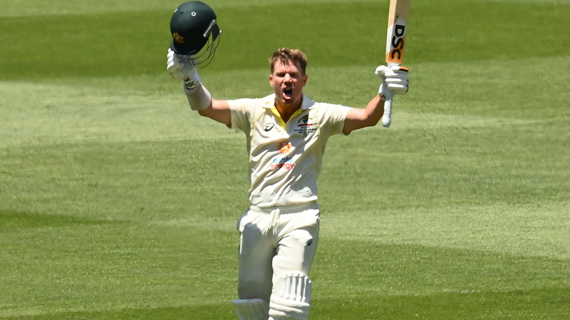 Warner breaks 1089-day drought with century