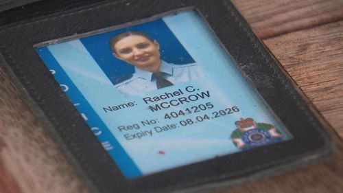 Sr. McCrow usa o distintivo policial de sua filha. "em todos os lugares".