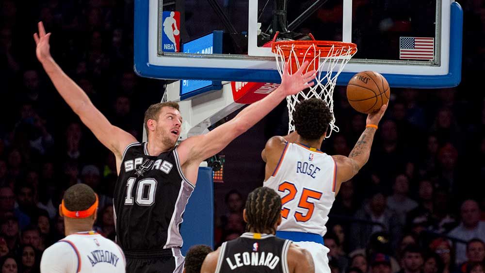 Derrick Rose takes the ball to the hoop against the Spurs. (AAP)