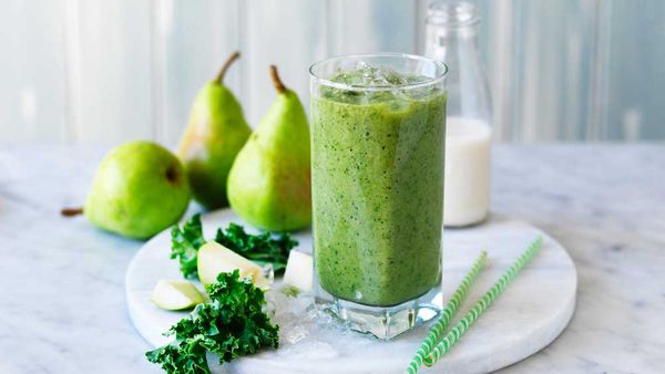 Green kale, pear and almond milk smoothie - 9Kitchen