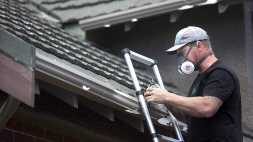 L'inspecteur en bâtiment Betta Inspect It Craig O'Keefe vérifie la présence d'amiante sur les toits endommagés par la grêle à Christchurch